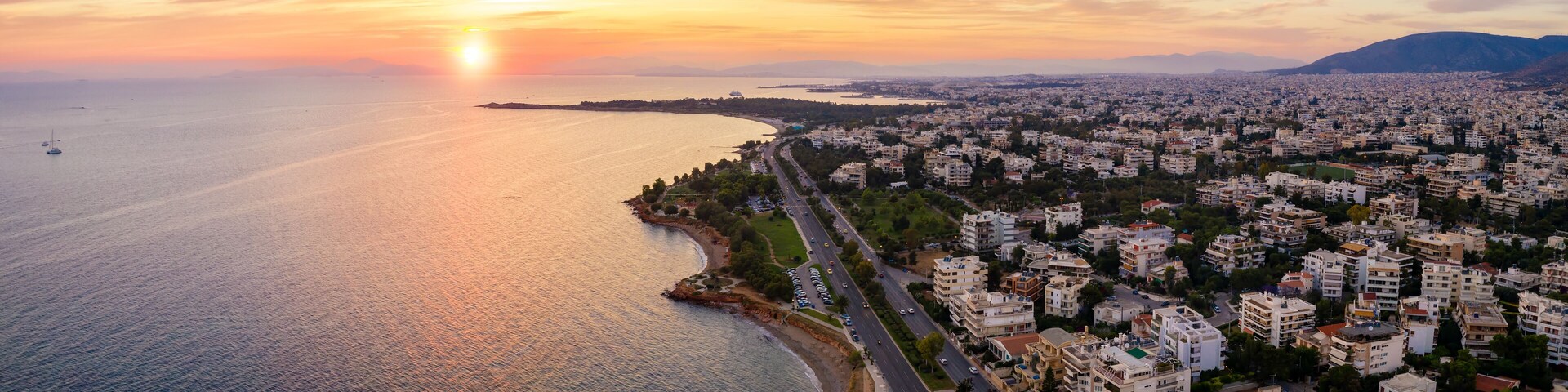 Luftaufnahme der südlichen Riviera von Athen in Griechenland mit Stränden und Restaurants bei Sonnenuntergang