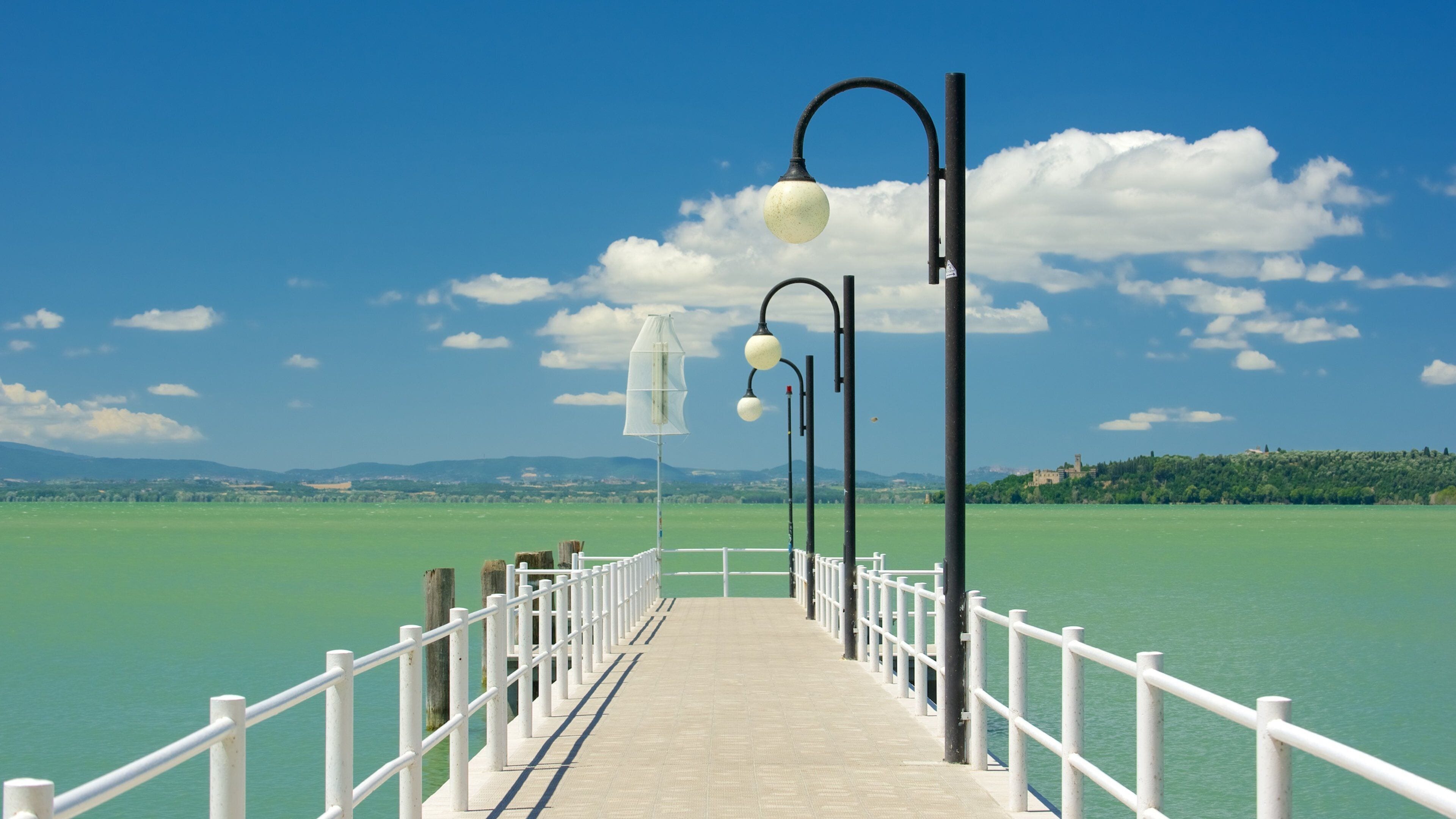 Passignano sul Trasimeno showing a coastal town and general coastal views