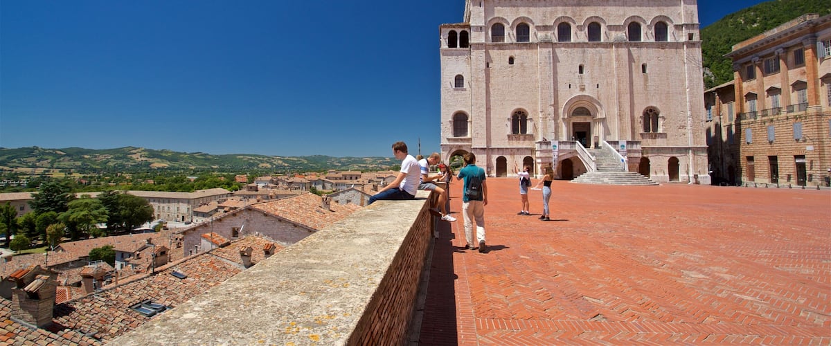 Un bâtiment historique doté d’un clocher, d’un toit recouvert de tuiles rouges et offrant une vue sur le paysage environnant.
