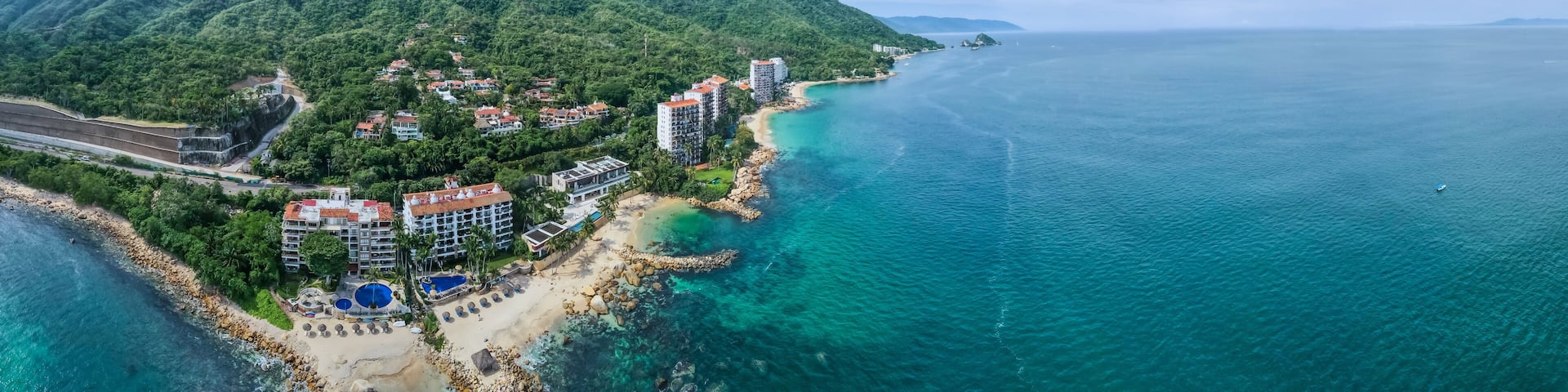Vista aérea de la costa de Puerto Vallarta, específicamente de Playa Esmeralda
