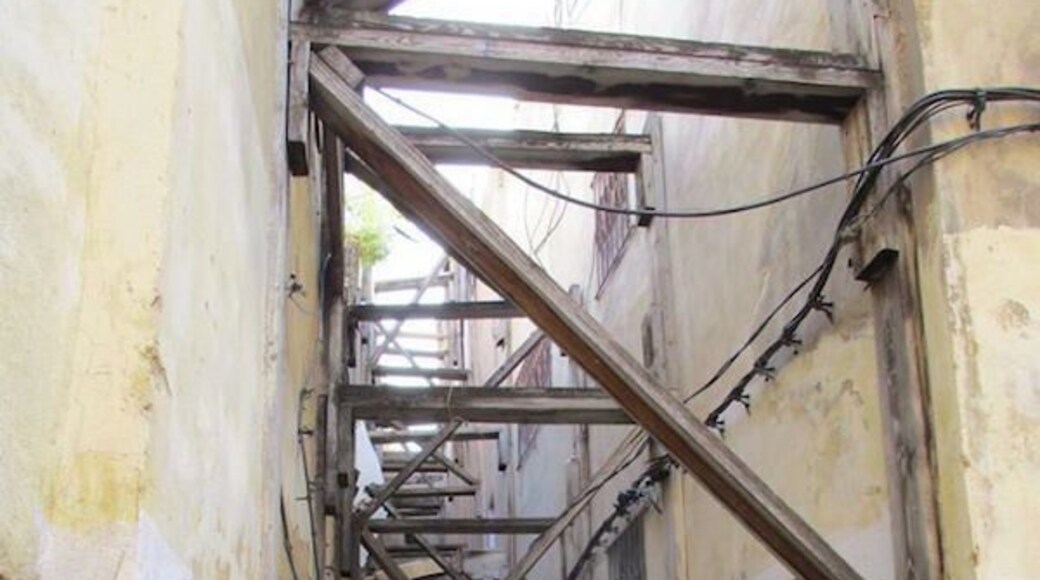 The alley leading to the Tannery Quarter in the souk. The crossbeams are a retrofit against earthquake, "to prevent the walls from toppling like dominos" our guide said.
https://davenotravels.blog