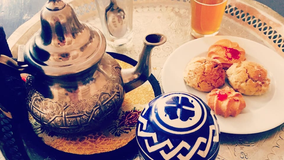 A must do Moroccan #Culture! Enjoying traditional mint tea aka berber whiskey...along with some moroccan sweets 😋 #Fes #Morocco #Culture