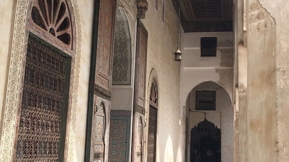 The fading colour of the doors and walls gives you a glimpse of how life used to be. 🚪🖼