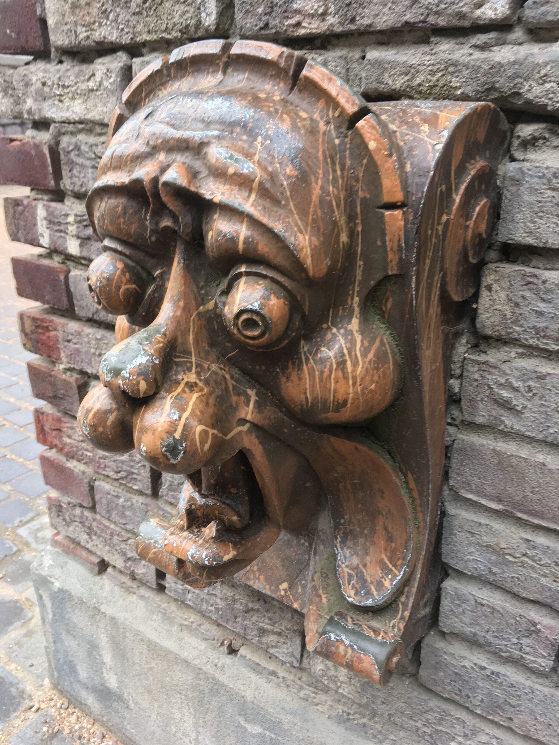 Once you notice these goofy masks near the Flying Dutchman ride, you cannot unnotice them! Love the warning as well: you may get dizzy on this ride. 

https://www.efteling.com/nl/park/attracties/de-vliegende-hollander