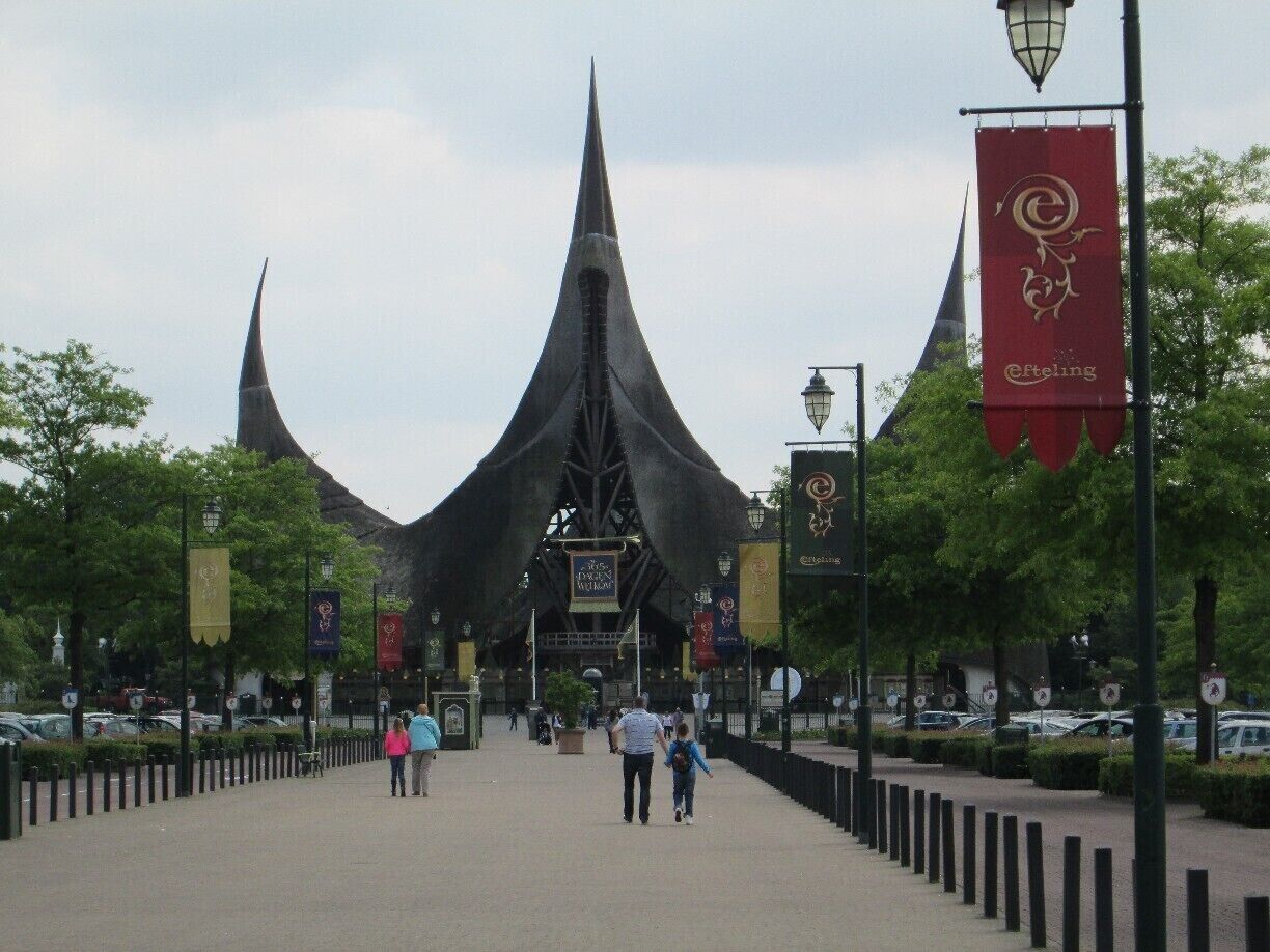 Very cute amusement park. A must-see, especially if you have children. We were visiting friends who have children, but we really enjoyed Efteling.
