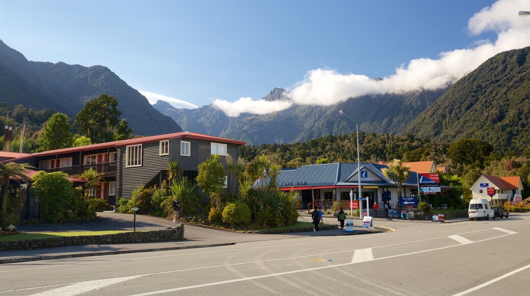 Fox Glacier ofreciendo escenas urbanas, una pequeña ciudad o pueblo y montañas
