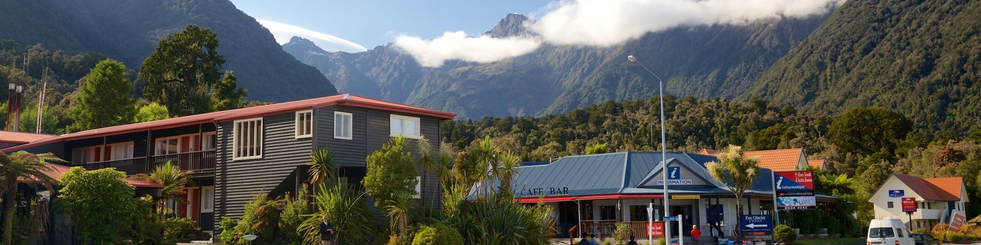 Fox Glacier mostrando montañas, un pueblo y escenas cotidianas