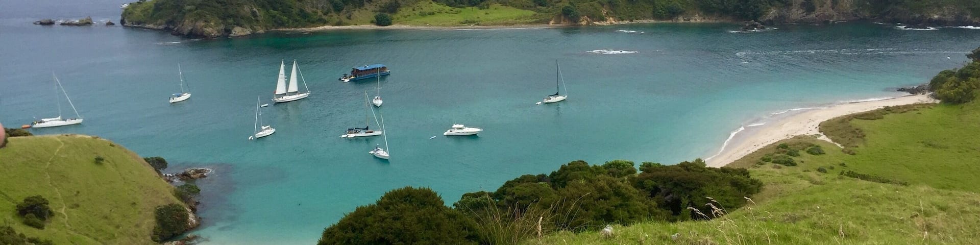 A hike on one of the islands. Beautiful! Got here via the Rock overnight cruise. During the day you snorkel and then hike on one of the islands. The caption chooses different ones depending on mood, and thus was the beautiful one we got to explore. HIGHLY recommend the rock overnight cruise. So much fun!
#blue