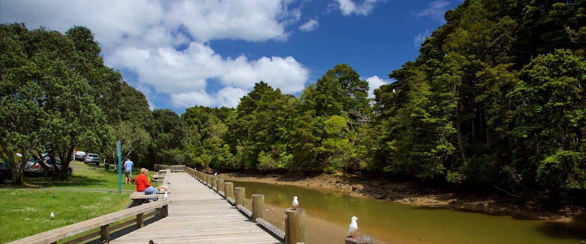 Warkworth mettant en vedette riviĂšre ou ruisseau
