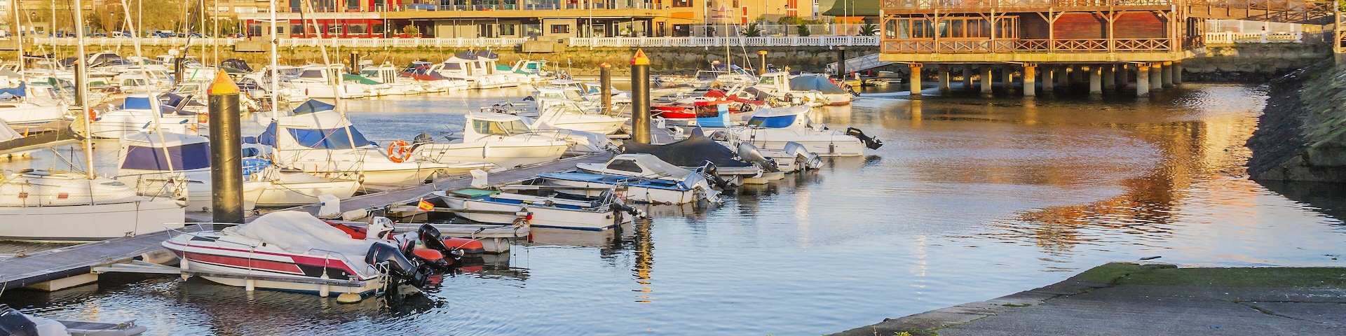 Bollard, boats an buildings in Marina Vilagarcia de Arousa