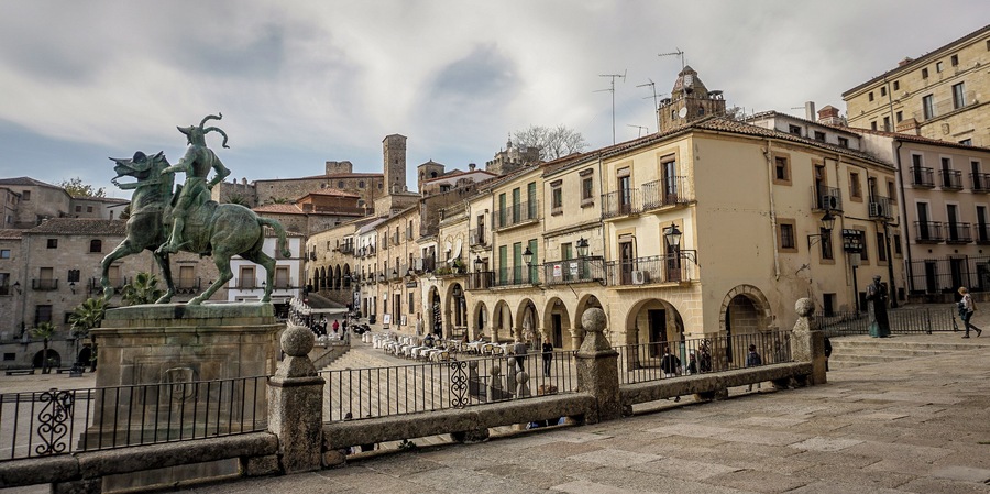 Trujillo is a beautiful medieval city in Spain with an importan #History that contributed to the way America's history developed. It was the cradle of the conquerors such as Francisco Pizarro, depicted in the statue.