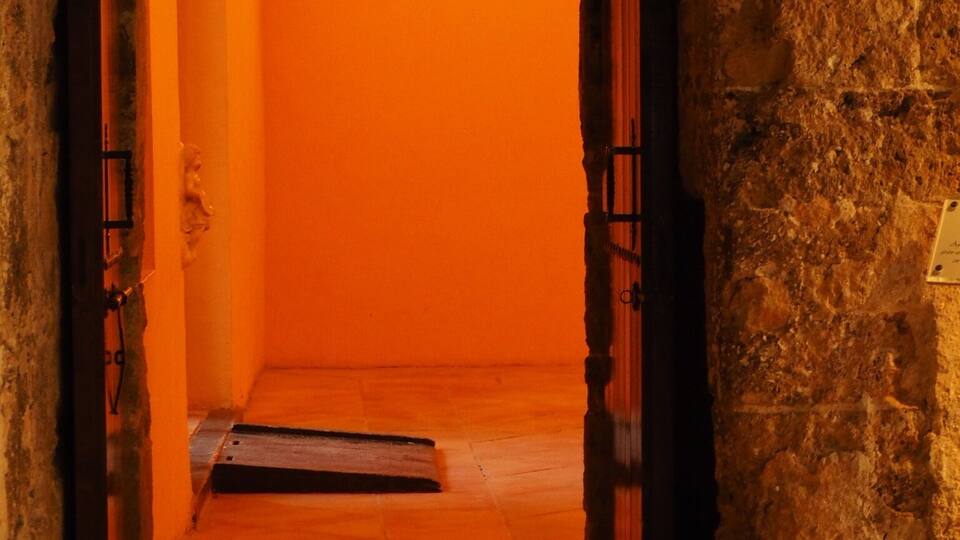 Interesting shapes and beautiful collars in the monomastry