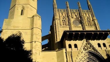 Une église historique dotée d’un imposant clocher et d’une façade richement décorée.