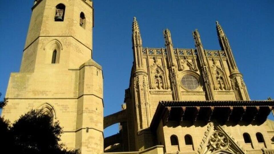 I discovered Huesca by accident a few years ago while exploring the region of Aragón in Spain. Nestled in the foothills of the Pyrenees, Huesca is a charming small town overlooked by just about everyone. It is a great day trip from Zaragoza, and one of my favorite small towns in Spain.