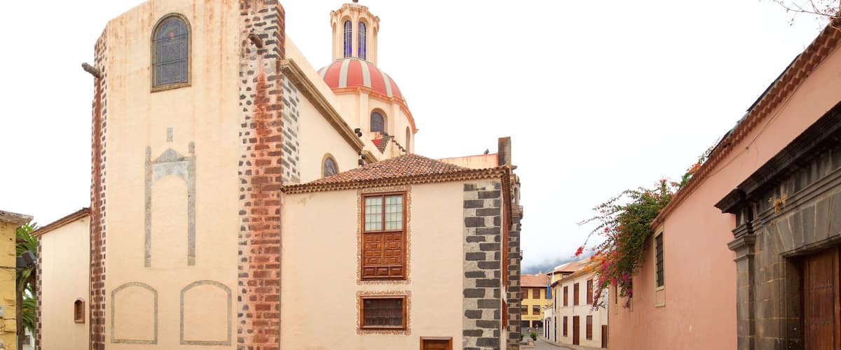 La Orotava which includes a city and heritage architecture