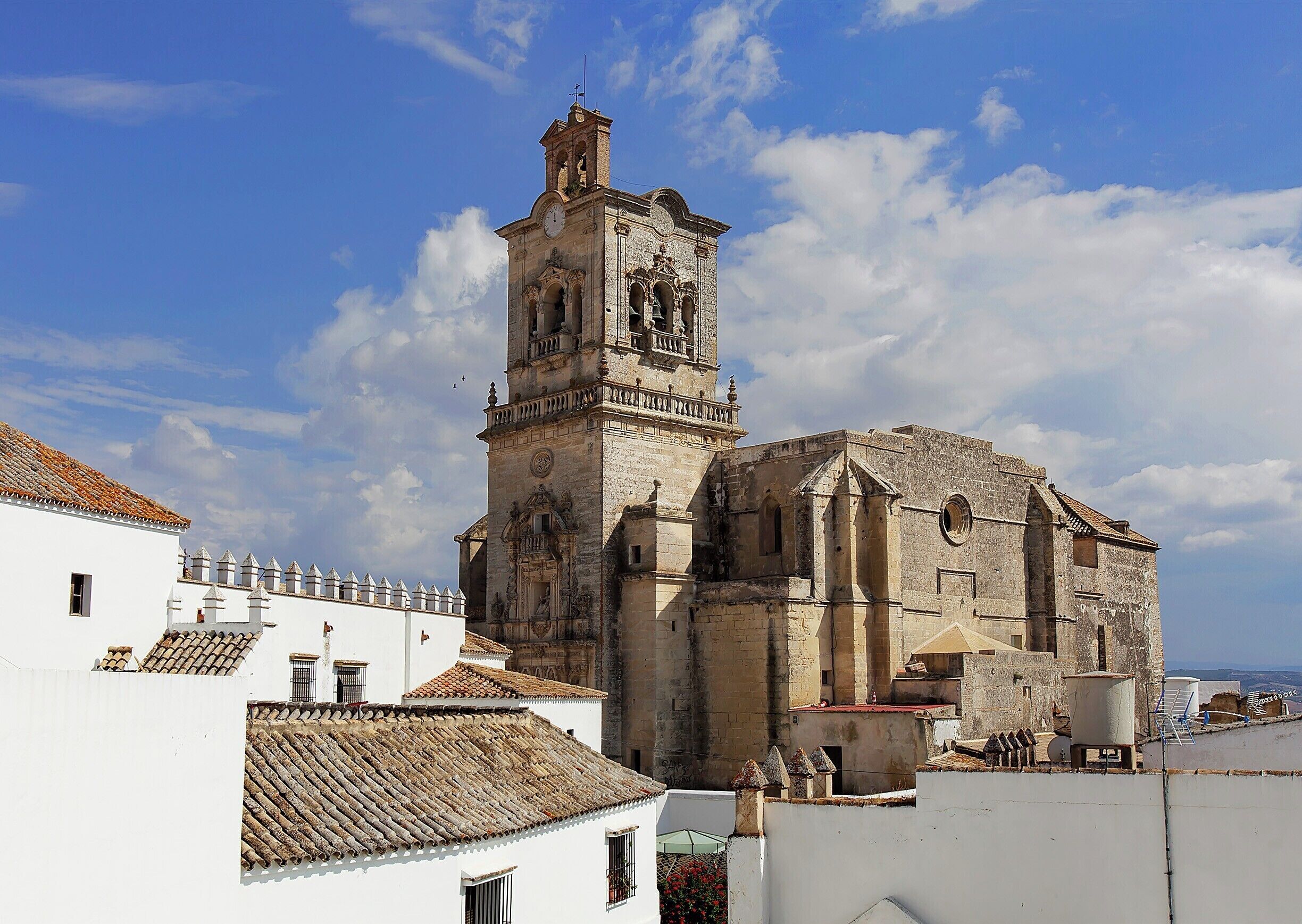 The Church of Saint Peter occupies a prominent spot along the town's ridge line.  It struck me as odd that such a small town would have two relatively large medieval churches, but I guess the townsfolk had their individual loyalties.  I imagine it much like today's intracity sports rivalries, such as the White Sox vs the Cubs, or the Yankees vs the Mets.  In the end though, the Christians found a mediator in the Pope, who decided in favor of Saint Peter's rival, the Church of Santa Maria.