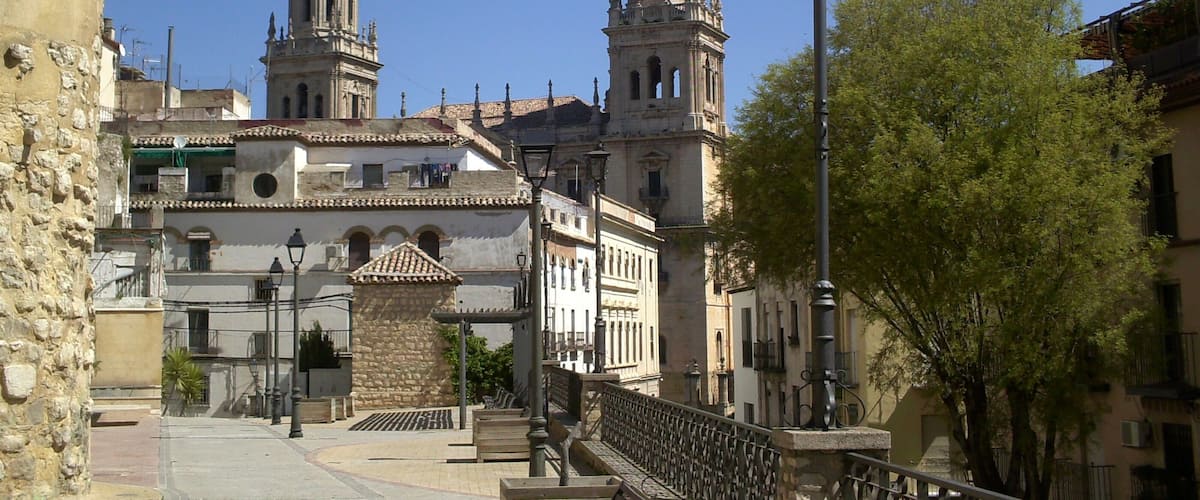 Catedral de Jaén vista desde el paseo de la Carrera de Jesús, en Jaén.