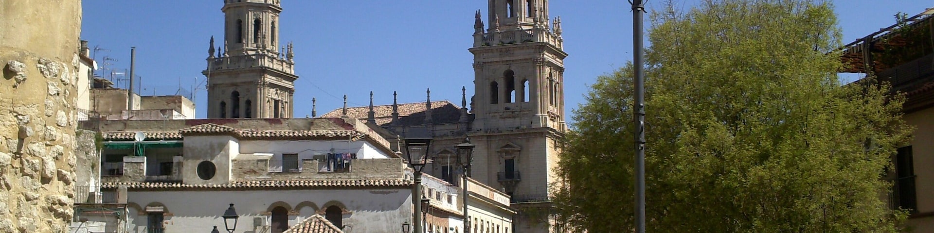 Catedral de Jaén vista desde el paseo de la Carrera de Jesús, en Jaén.