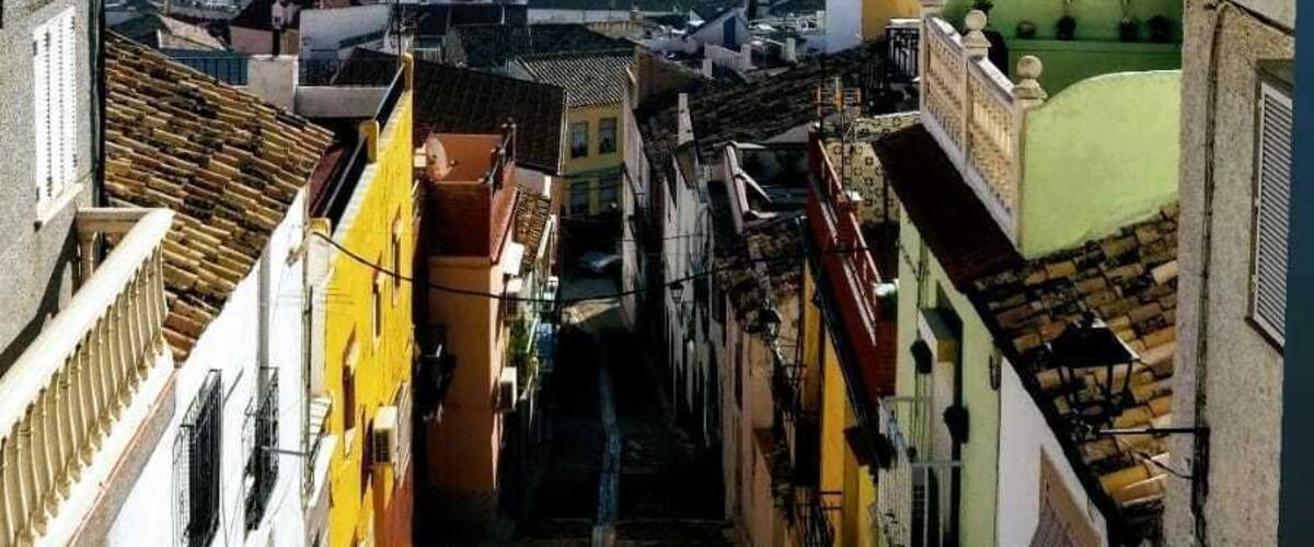 We were walking around the city and passed by a gazer where we were surprised of this view of the Cathedral and the roofs of the old part of the city.
Narrow and cobbled streets, low houses...
Inspiring?