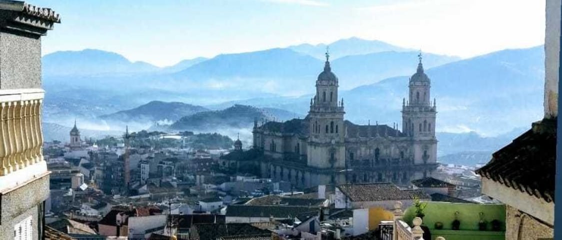 We were walking around the city and passed by a gazer where we were surprised of this view of the Cathedral and the roofs of the old part of the city.
Narrow and cobbled streets, low houses...
Inspiring?