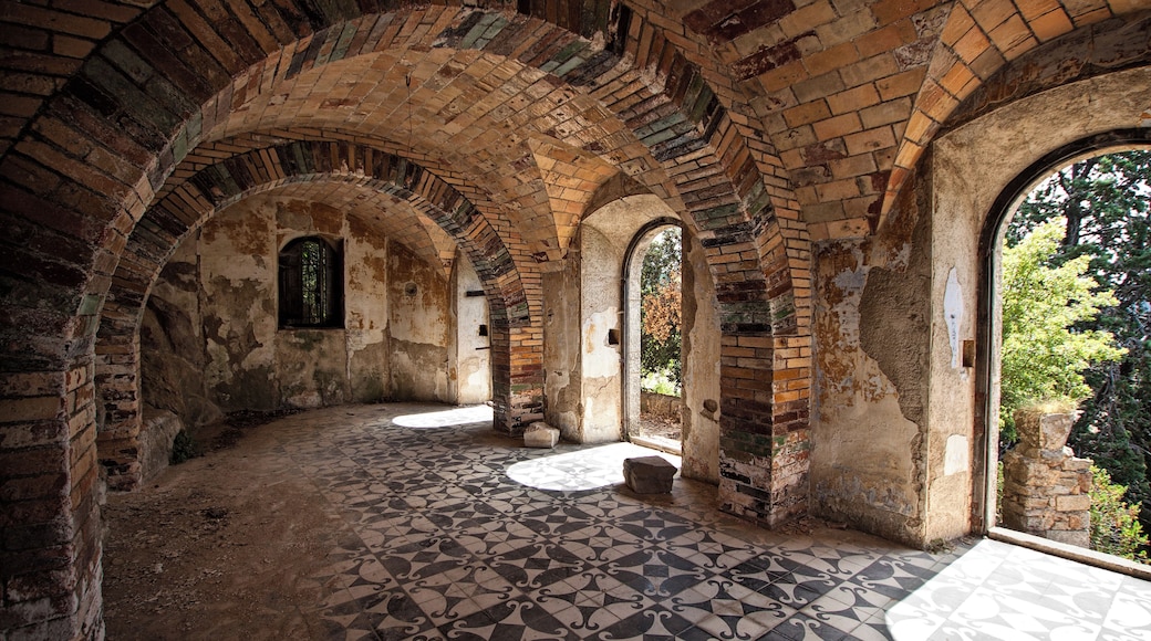 Interior castell de Requesens