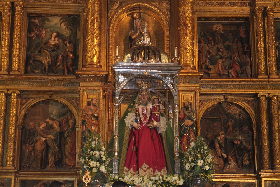 Our Lady of Araceli, of Lucena (Spain), at the presbitery of San Mateo church, about to start the romería de subida (upward pilgrimage), for her sanctuary. 450th anniversary of her coming to Lucena from Rome.