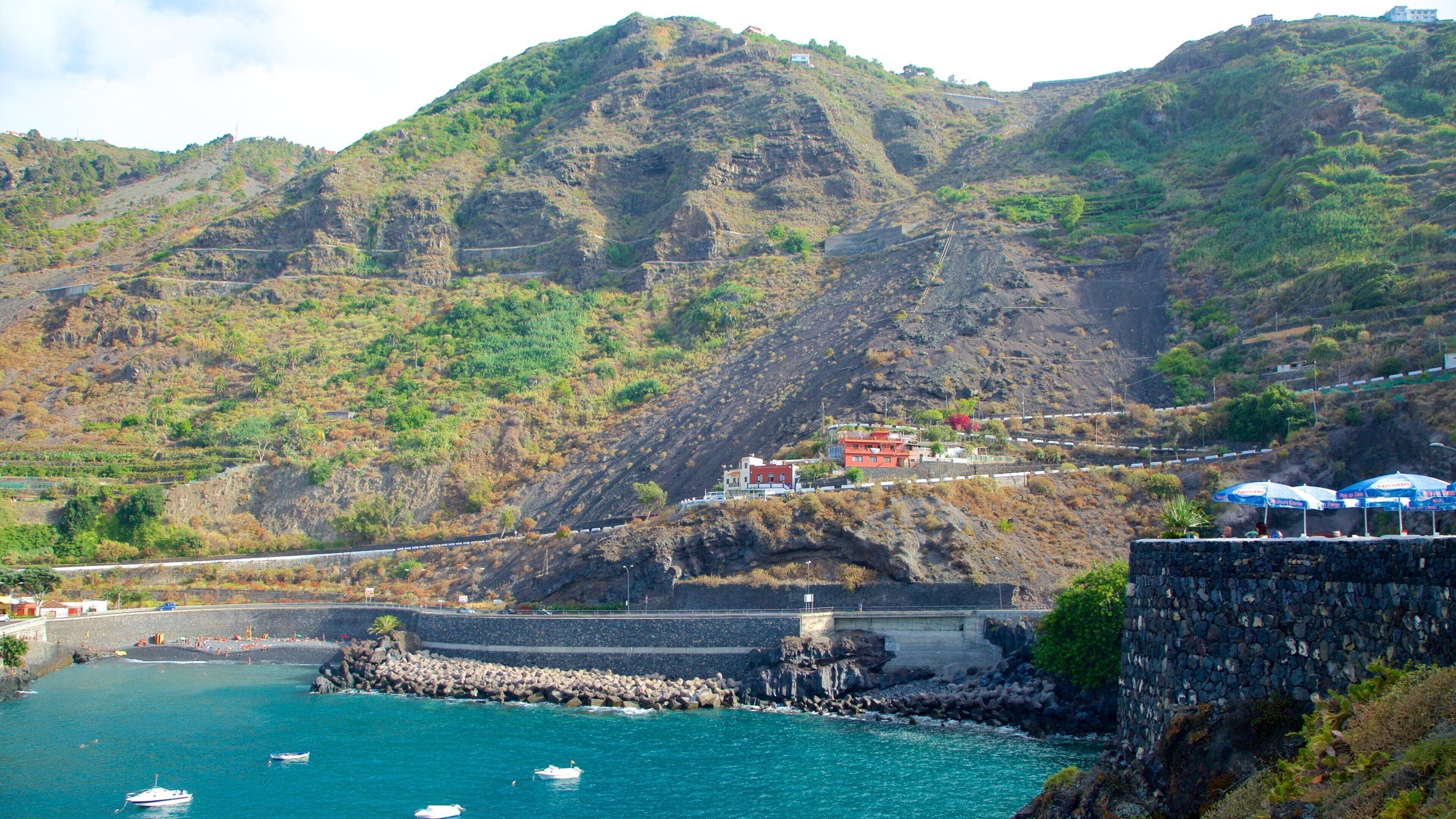 Garachico som omfatter bjerge, bådsejlads og udsigt over kystområde