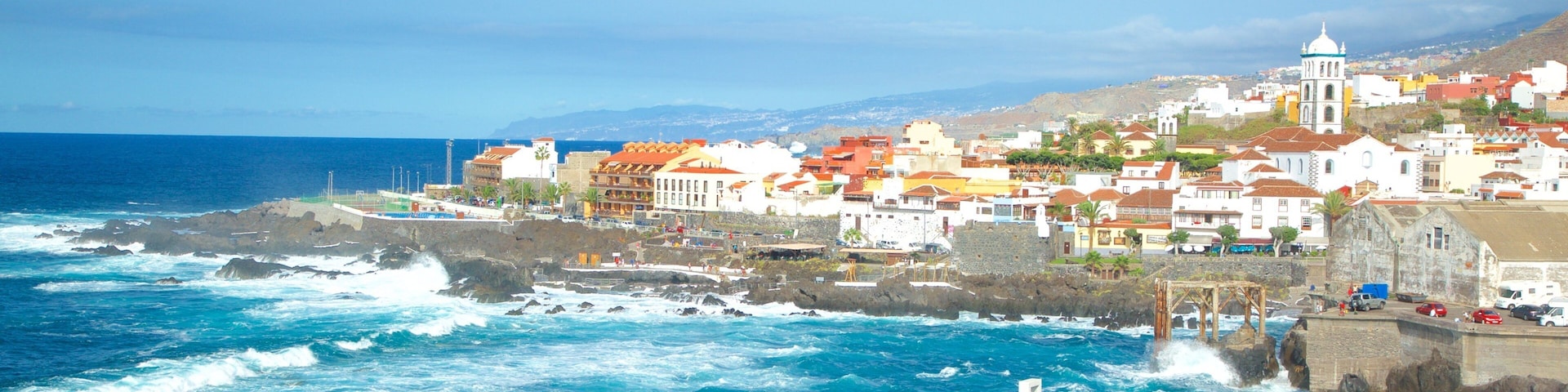Garachico mostrando litoral rochoso, surfe e uma cidade litorânea