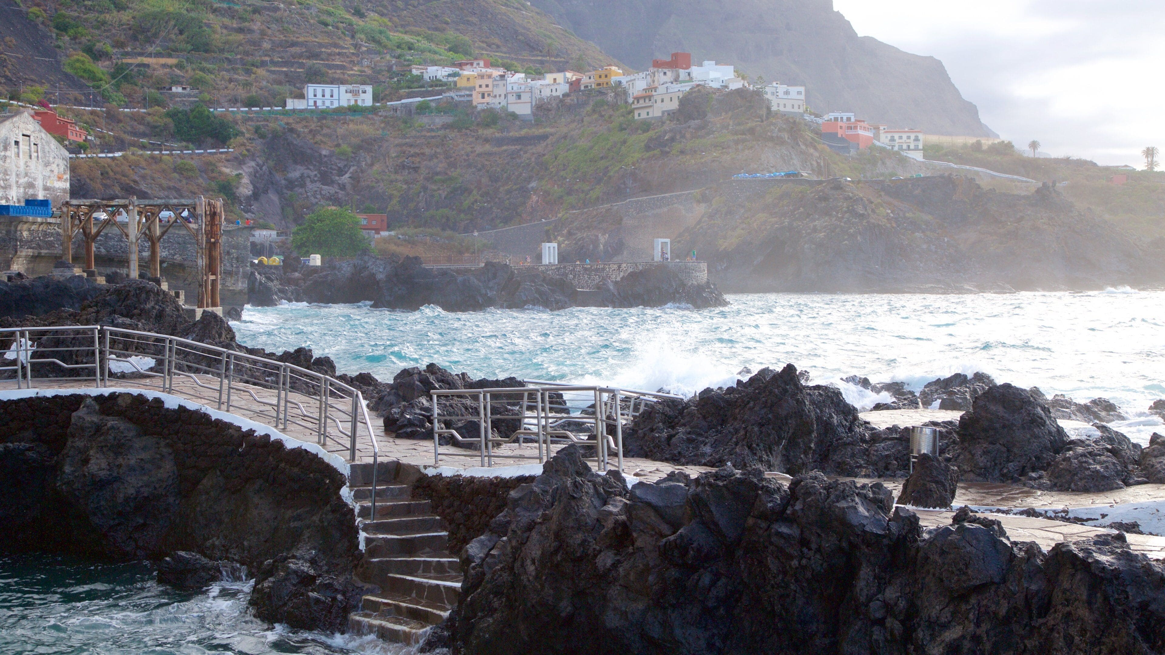 Garachico som omfatter en kystby og barsk kystlinje