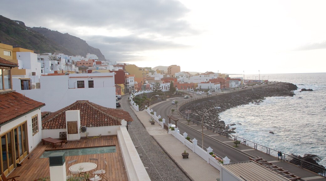 Garachico som viser en kystby og udsigt over kystområde