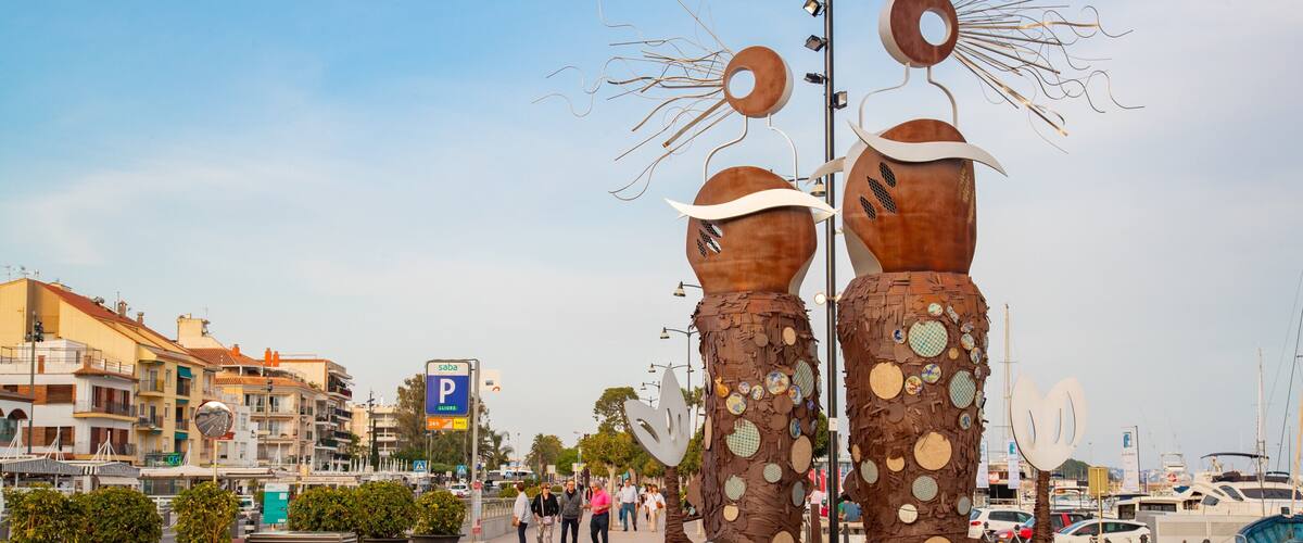 Cambrils which includes outdoor art