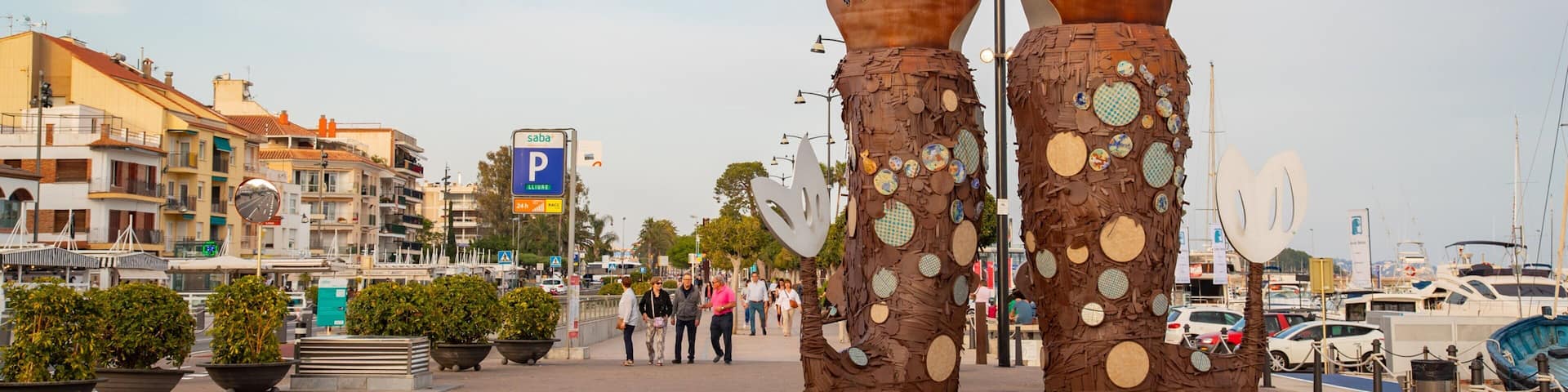 Cambrils which includes outdoor art