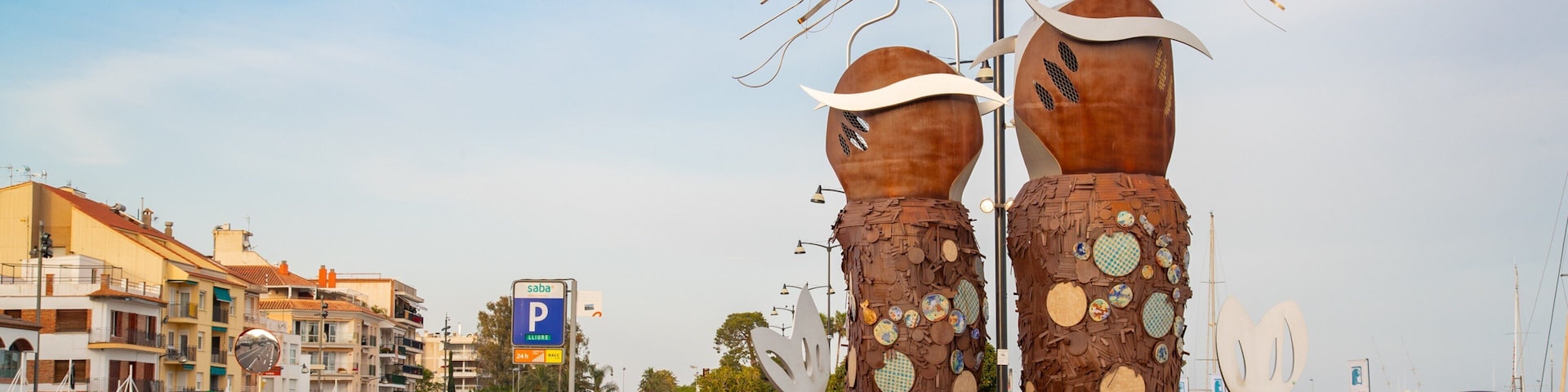 Cambrils which includes outdoor art