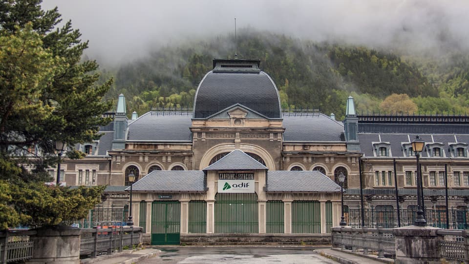 A historic building with a dome roof and a sign reading "odif".