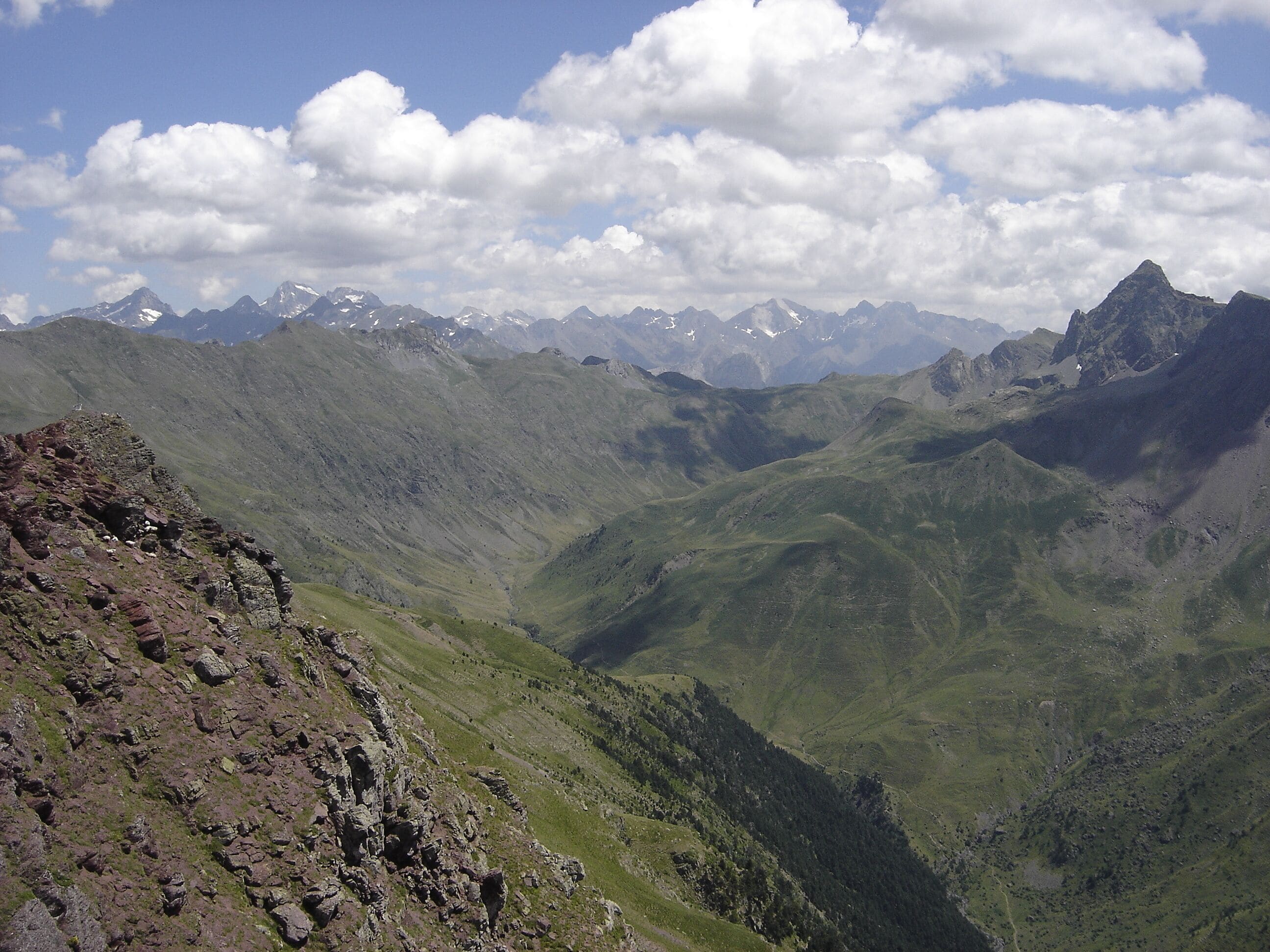 Panorámica del valle de la Canal Roya desde el pico de La Raca (2284 msnm) con el pico Anayet (2545 msnm) y Las Negras a la derecha y debajo, el Barranco de las Negras -también llamado Barranco de Lacuart- y en el fondo del valle, el sendero que lo atraviesa.