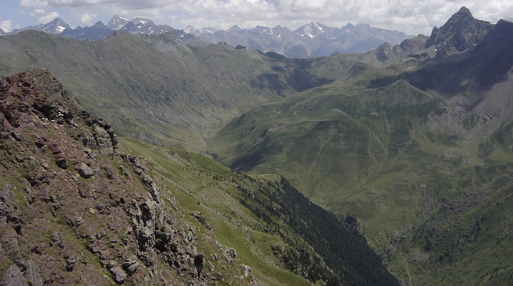 Panorámica del valle de la Canal Roya desde el pico de La Raca (2284 msnm) con el pico Anayet (2545 msnm) y Las Negras a la derecha y debajo, el Barranco de las Negras -también llamado Barranco de Lacuart- y en el fondo del valle, el sendero que lo atraviesa.