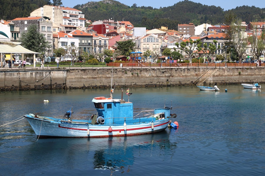 barca azul en el puerto de Cangas do Morrazo en Galicia un día soleado
