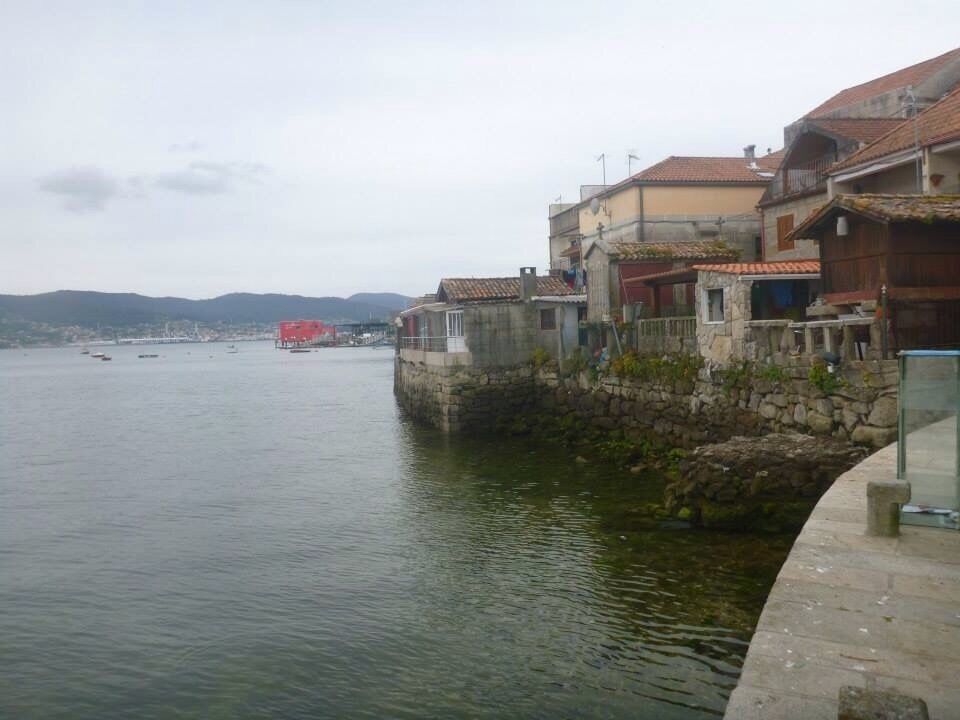 Houses right to the waters edge. 