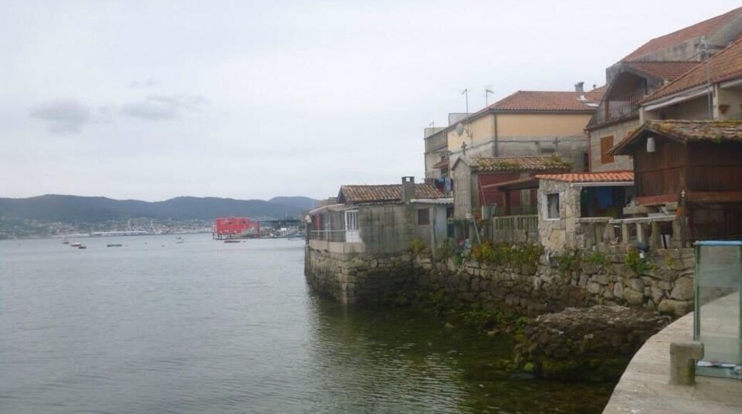 Houses right to the waters edge.