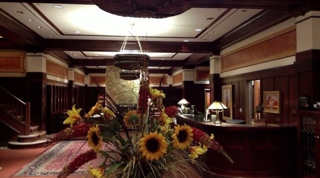 Elegant hotel located on a classic Midwestern Main Street. Features an Iowa farm theme, wood fireplaces, large conference rooms, restaurant/bar, free weights in the gym, a library, spa, and even a two lane bowling alley.