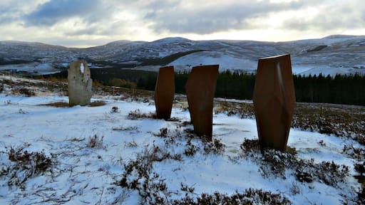 📍Standing view stone and wind shelter seats on the Tomintoul Road.
The stone has a hole bored through to give a cool view of Corgarff Castle 🔭.