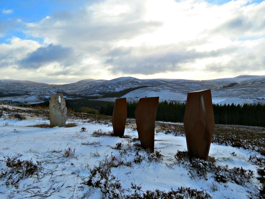 📍Standing view stone and wind shelter seats on the Tomintoul Road.
The stone has a hole bored through to give a cool view of Corgarff Castle 🔭.