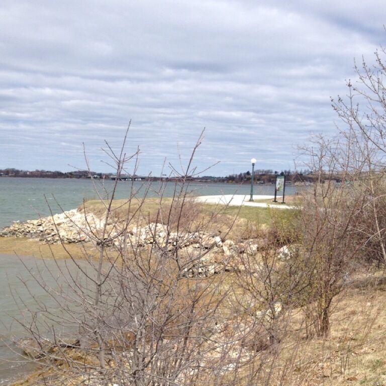 I'm walking the Blvd. now after being down the Old Port. Portland has so many trails around the city, it was recently voted one of the top "Greenest" for hiking and the pedestrian  in general. It's chilly, but the walk and the water together, make it all worth it. 