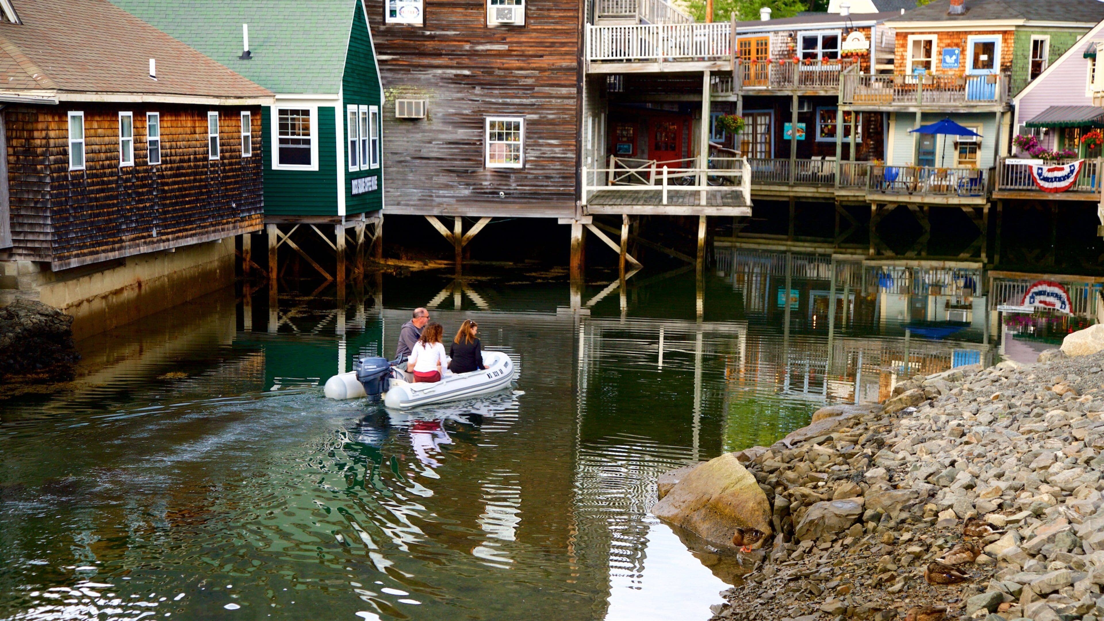 Kennebunkport som inkluderer elv eller bekk, båter og liten by eller landsby
