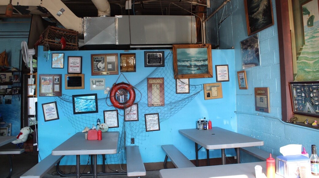 Sea food eatery that’s affordable and tasty ❤️
It’s a locals and tourists favorites.
Inside decoration is really cool!