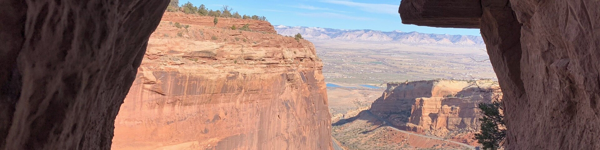 Un cañón con un arco de roca.