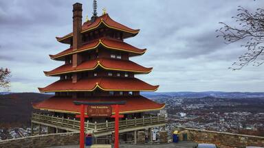 Una pagoda con múltiples niveles y un letrero que dice "The Pagoda City of Reading".