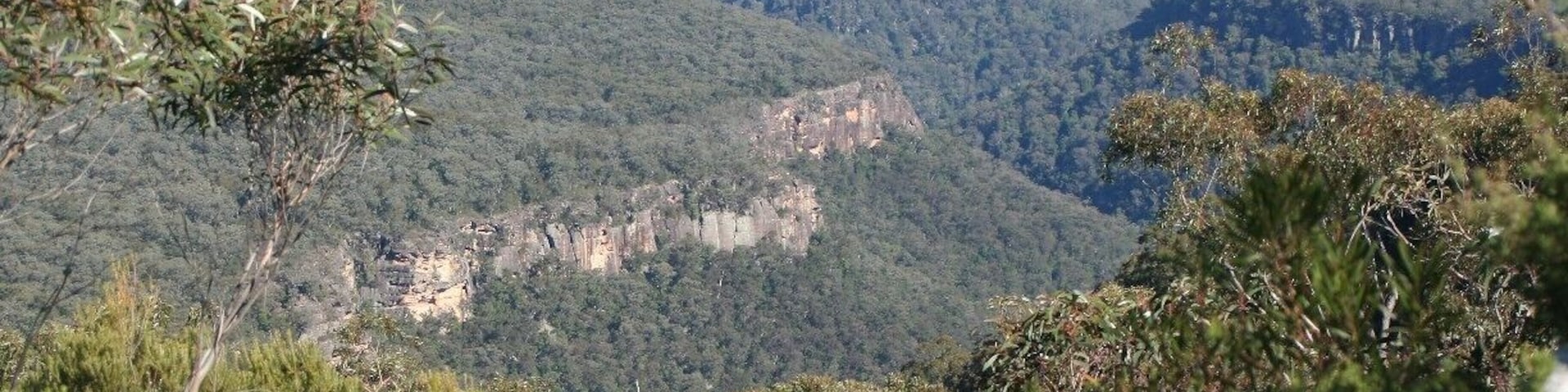 From Bundanoon you can walk into the Morton national park. There are several paths of which one leads you along the rim of this beautiful landscape
