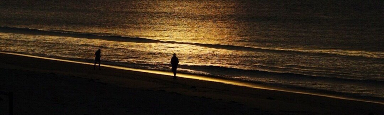 Shot at dawn of people taking their daily walk along the beach. In the distance is the now defunct petrochemical plant now in use a petrol storage facility.
This is a great part of the world worthy of inclusion in any Sydney itinerary.