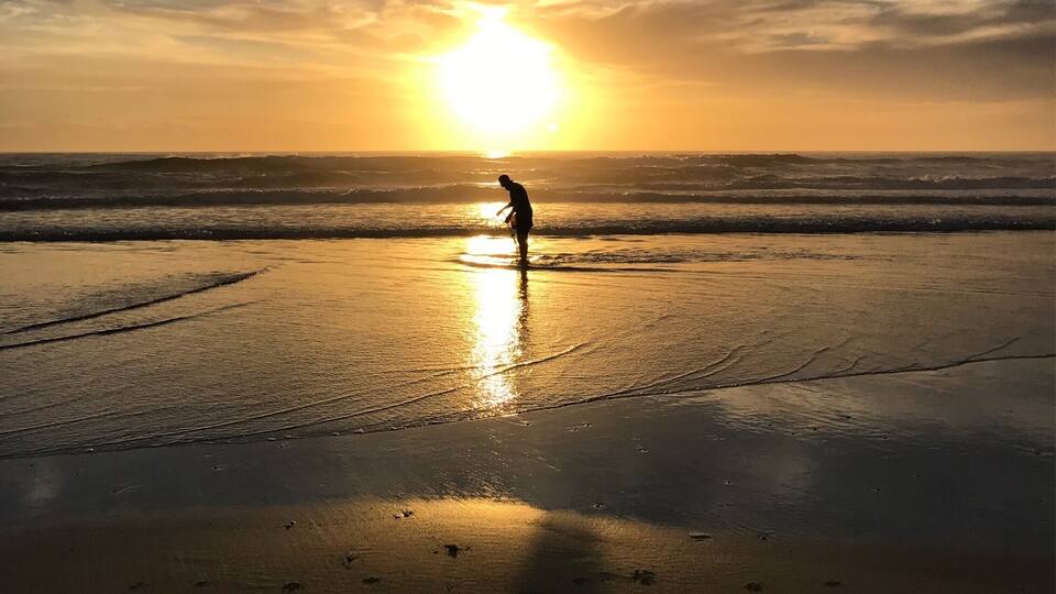 Daybreak - a fisherman digs for bait (pipis) on Salt Beach. Vongole #pipis #daybreak #vongole #salt #kingscliff #lifeatexpedia #BeachBound